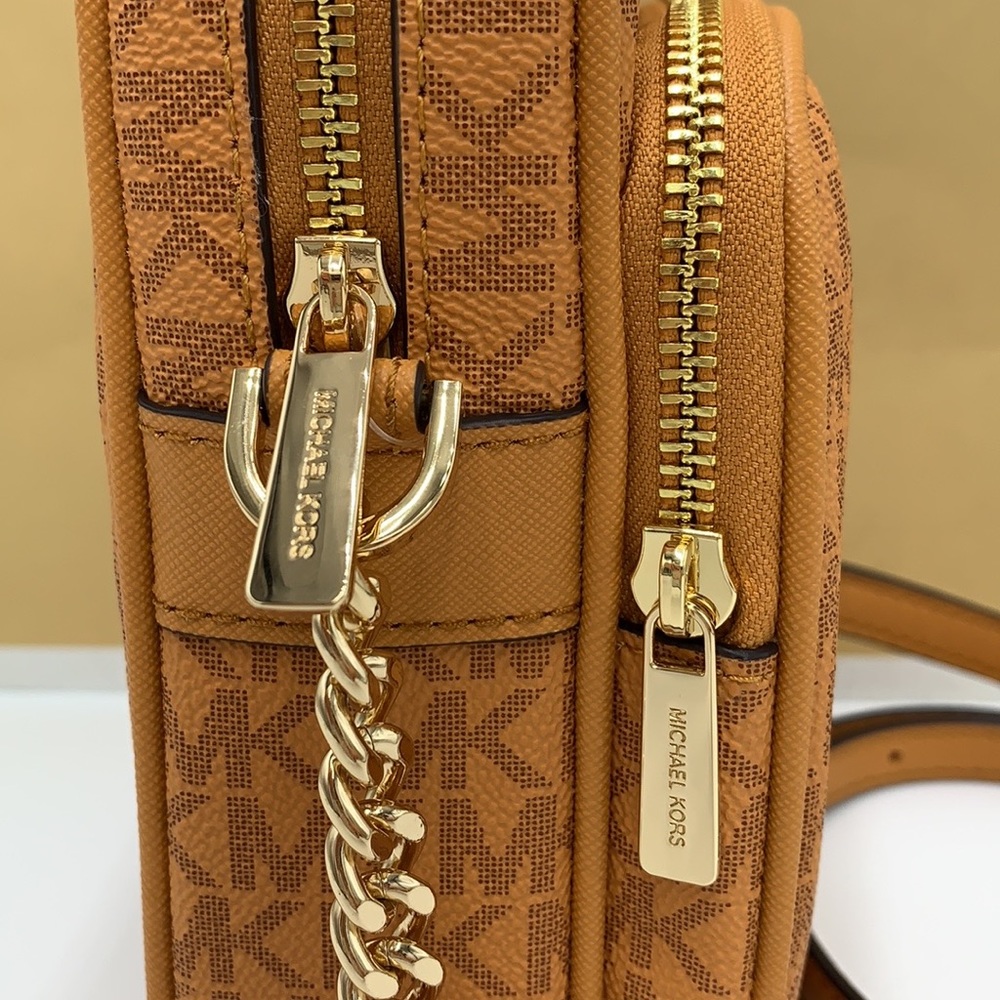 MICHAEL KORS
Jet Set Travel Medium Signature Logo Crossbody Bag
COLOR CIDER - Picture 4 of 16